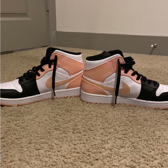 jordan air 1 mind,black,white,pink, walked in twice - Picture 3 of 4